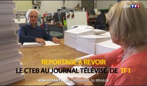 Jean Frontin et Blandine Gallo du CTEB lisent du braille en vis à vis sur une table