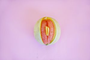 Des fruits forment les lèvres d'un vagin.