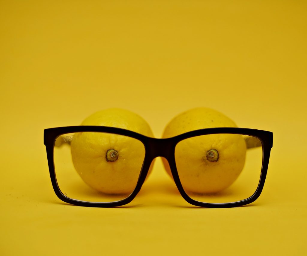 2 citrons derrière des lunettes forment un regard dubitatif