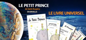 Différentes couvertures du PETIT PRINCE en langues étrangères derrière une planète fantaisie.