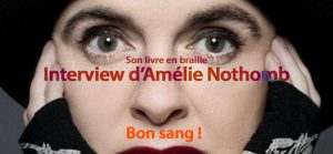 Zoom sur les yeux d'Amélie Nothomb qui se tient le visage entre ses mains.