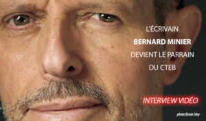 Le visage de Bernard Minier en très gros plan. Texte: il devient le parrain du CTEB, interview vidéo.